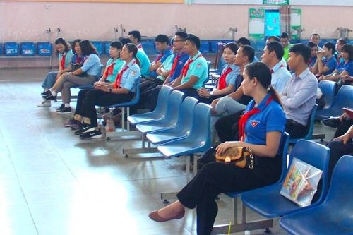 'Thầy giáo đáng yêu nhất quả đất' trao chữ 'tâm' cho gần 90 Tổng phụ trách Đội