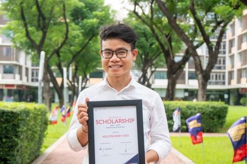 Cậu bé bán bánh mì chạm vào ước mơ đại học