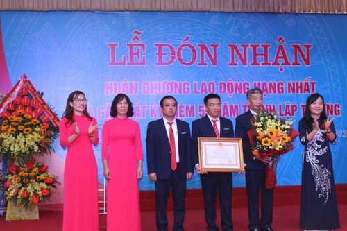 Trường THPT Tam Nông (Phú Thọ) đón nhận Huân chương Lao động hạng Nhất