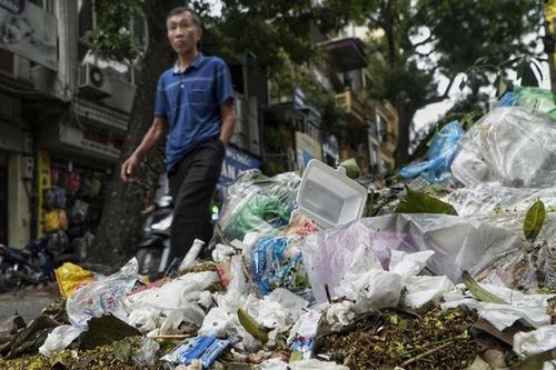 Rác thải chất đống trên nhiều tuyến phố Hà Nội