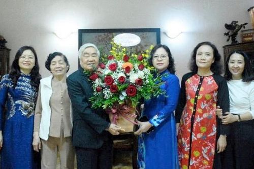 Thứ trưởng Ngô Thị Minh thăm và chúc mừng các nhà giáo lão thành