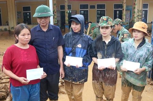 Nhọc nhằn thầy, cô vùng tâm lũ