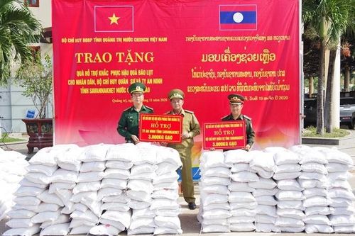 Hỗ trợ 12 tấn gạo cho các đơn vị quân đội, an ninh Lào khắc phục hậu quả bão lụt