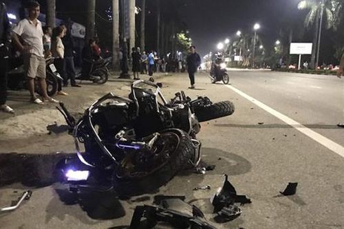 Mô tô phân khối lớn văng xa hàng chục mét trong vụ tai nạn khiến 3 người thương vong