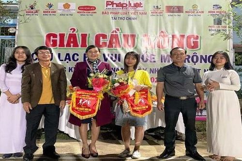 Văn phòng báo Pháp luật Việt Nam khu vực Bình Trị Thiên tổ chức giải cầu lông nhân kỷ niệm 38 năm ngày Nhà giáo Việt Nam