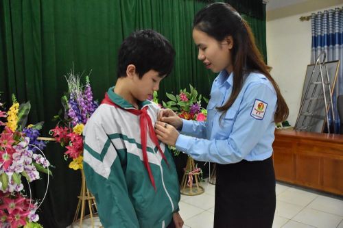 Trao tặng Huy hiệu 'Tuổi trẻ dũng cảm' cho nam sinh cứu hai em khỏi đuối nước