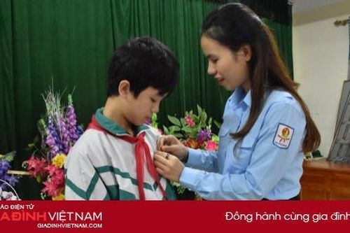 Trao tặng Huy hiệu 'Tuổi trẻ dũng cảm'cho nam sinh cứu bạn khỏi đuối nước