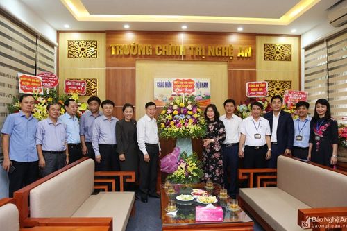 Đồng chí Nguyễn Văn Thông và đoàn công tác của tỉnh chúc mừng Trường Chính trị Nghệ An nhân Ngày Nhà giáo Việt Nam