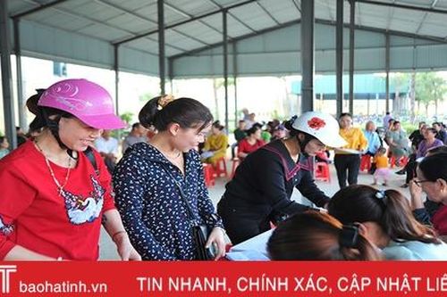 Tiểu thương phấn khởi bốc thăm vị trí kinh doanh tại chợ Hương Khê