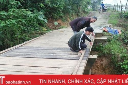 Cầu dân sinh 'hết đát' người dân xóm núi Hà Tĩnh đánh cược rủi may!
