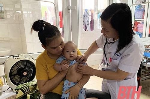 Thời tiết giao mùa, bệnh nhi đến khám và điều trị tăng đột biến