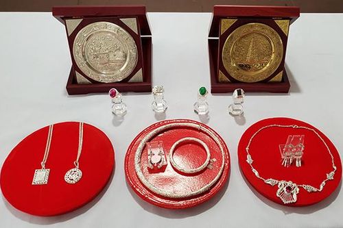 Nghệ nhân kim hoàn Thừa Thiên – Huế, Quảng Nam hiến tặng hơn 90 hiện vật cho Bảo tàng Mỹ thuật Đà Nẵng