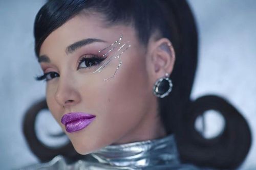 34+35: Ariana Grande xoạc cực đỉnh trong MV mới nhất