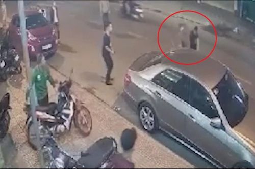 Clip: Camera ghi lại cảnh nam thanh niên đi nhầm phòng karaoke bị chém trọng thương