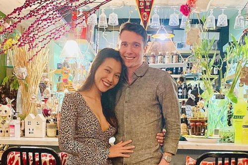 'Mẹ bỉm sữa' Hoàng Oanh diện áo trễ cổ khoe vòng 1 căng đầy nóng bỏng bên ông xã Tây