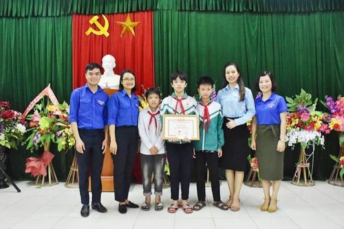Trao tặng Huy hiệu 'Tuổi trẻ dũng cảm' cho nam sinh lớp 9 cứu 2 em nhỏ đuối nước