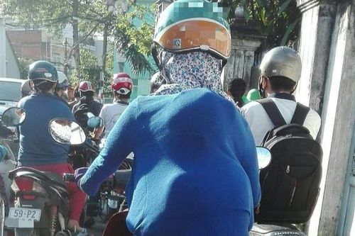 Sợ con say nắng, bà mẹ liền có hành động khiến nhiều người chú ý