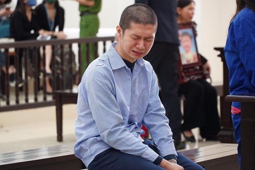Nhìn di ảnh con gái, người mẹ cùng cha dượng ôm nhau bật khóc tại tòa trước giờ tuyên án