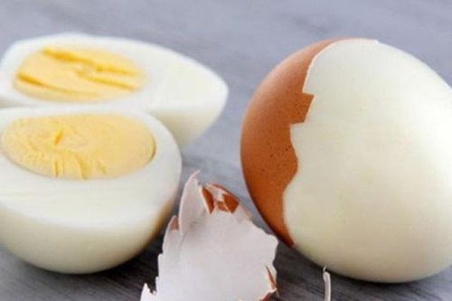 Luộc trứng thêm 2 nguyên liệu này trứng vừa thơm lại tự bong vỏ