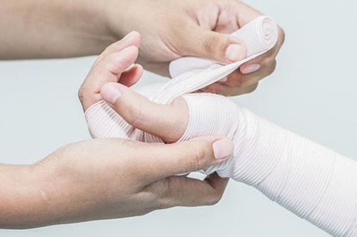 Từ vụ trẻ bị hoại tử sau khi đắp lá thuốc, những việc tuyệt đối không nên làm khi bị bỏng nước sôi là gì?