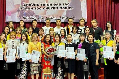 80 học viên nữ người dân tộc thiểu số nhận chứng chỉ nghề làm tóc