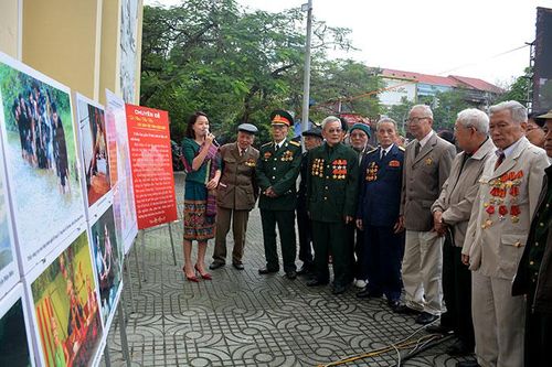 Hương sắc miền ban rộn ràng đất cảng
