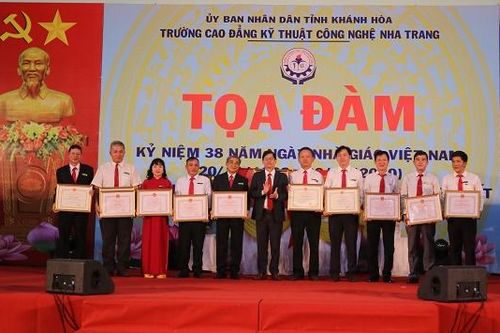 Trường Cao đẳng Kỹ thuật Công nghệ Nha Trang đón nhận Huân chương Lao động hạng Nhất