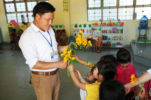 Chuyện về thầy giáo mầm non duy nhất tại Đam Rông