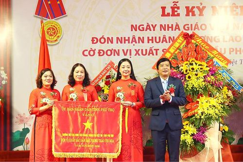 Trường Tiểu học Đinh Tiên Hoàng đón nhận Huân chương Lao động hạng Nhì