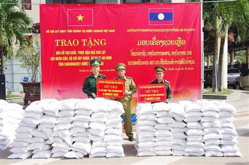 Bộ đội Biên phòng Quảng Trị: Hỗ trợ 12 tấn gạo cho Nhân dân và lực lượng bảo vệ biên giới của Lào