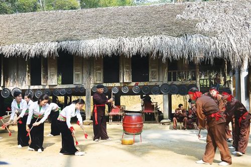 Truyền thống và hiện đại - Sân khấu hóa và bảo tồn bản sắc văn hóa trong du lịch