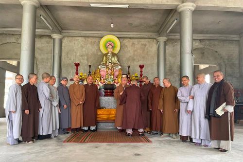 Tăng Ni cựu sinh viên, các đoàn trao quà vùng lũ lụt