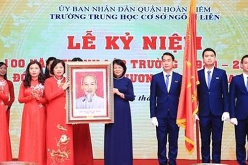 Trường Trung học cơ sở Ngô Sĩ Liên (Hà Nội) đón nhận Huân chương Độc lập hạng Nhì