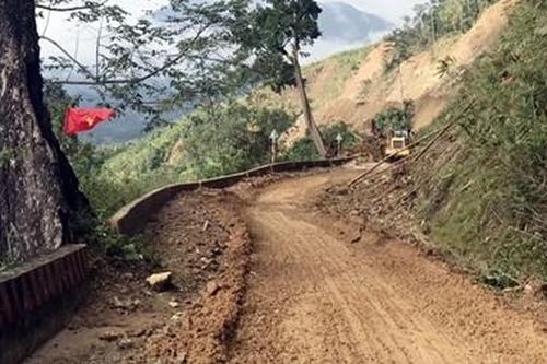 Thông tuyến vào xã bị cô lập tại Quảng Nam