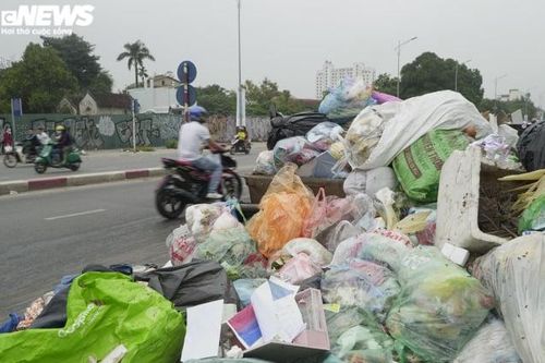 Công nhân vệ sinh môi trường đình công, rác thải ngập tràn phố trung tâm Hà Nội