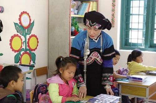 Khâm phục cô giáo ung thư, con dị tật bẩm sinh vẫn dạy 11 lớp