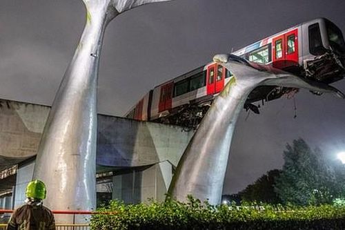 Tàu metro lao qua rào chắn, nằm vắt vẻo trên 'đuôi cá voi'