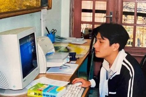 Đăng ảnh hồi tưởng 'thanh xuân', thầy giáo khiến học trò 'đứng hình' vì đẹp như tài tử