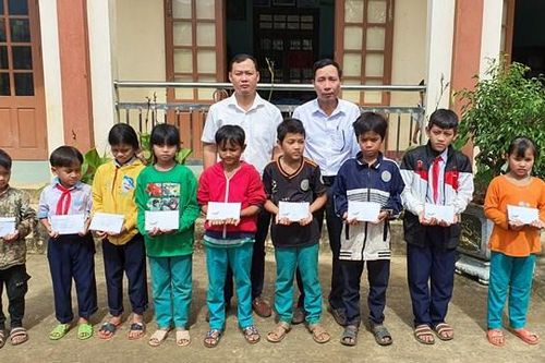 VP báo Đại Đoàn Kết cùng nhà hảo tâm tặng quà người dân vùng sạt lở Trà Vân