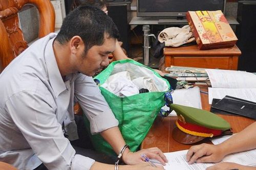Nhiều hồ sơ dự án trên xe của cục phó 'dỏm'