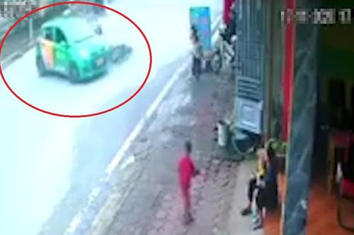 Xe máy phóng nhanh đâm vào xe taxi