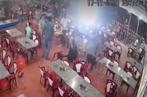 Nhóm thanh niên đập phá hai quán ăn ở Vĩnh Long