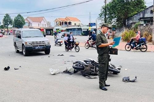Cô gái nguy kịch sau va chạm với ôtô biển xanh