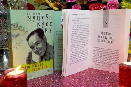 Thầy Nguyễn Ngọc Ký khích lệ học sinh đọc sách