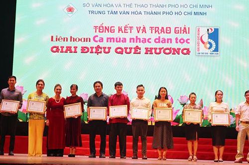 Trao 81 giải thưởng tại Liên hoan Ca múa nhạc dân tộc 'Giai điệu quê hương' TP.HCM năm 2020