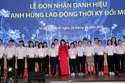 ĐH Quốc gia TP.HCM đón nhận danh hiệu Anh hùng lao động thời kỳ đổi mới