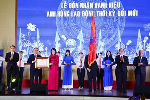 Đại học Quốc gia TP Hồ Chí Minh đón nhận Danh hiệu Anh hùng Lao động thời kỳ đổi mới