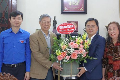 Ban Bí thư T.Ư Đoàn tri ân các thầy cô giáo, nhà giáo lão thành