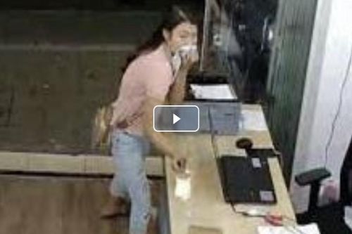 Cô gái lấy mũ che mặt rồi nhanh tay trộm ĐTDĐ
