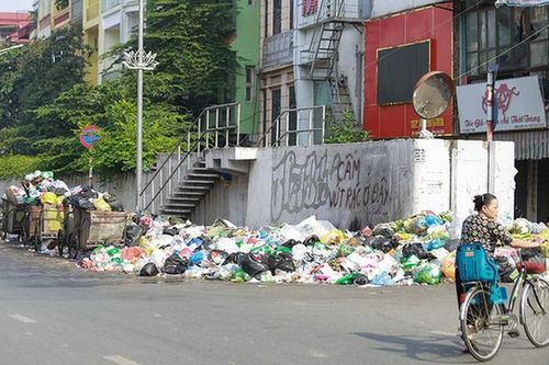 Rác ngập phố Yên Phụ: Sao không dùng rác... đốt rác?